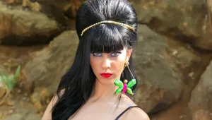 דלית זריהן מחזיקה חמוס, הוא מנסה להתאבד