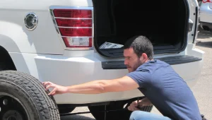 גיבור על: ערן טרטאקובסקי גם מתקן פנצ'רים וגם מסתובב עם אקדח