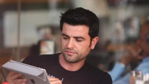 עמוס תמם מחזיק אייפד, עדיין נראה טוב