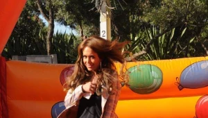 קרקס מדראנו: אביבית בר זוהר קופצת על טרמפולינה, אוסי נופלת מסוס