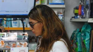 הבטן של חן שילוני גדולה, הרגליים שלה רזות