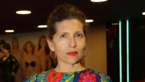 קרן מור לובשת מפה תלת מימדית, נראית טוב