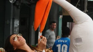 המקור: נלה גולדברג משתובבת עם חסידה. רגע, מה?!