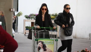 ניקול ראידמן דוחפת עגלת סופרמרקט עם תמונה של עצמה, קונה תפוחי אדמה קסומים קטנטנים