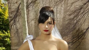 המחשוף של אדל בספלוב מצטלם לקמפיין שמלות כלה