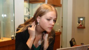 אסתי גינזבורג מסתכלת על עצמה. לא ברור אם היא מרוצה