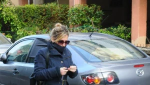 רק לא זה! עלמה זק פותחת את הרכב ביד שמאל