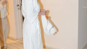 הגב הסימטרי של דנה רון אומר שלום