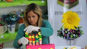 נס ריאליטי שנמשך שנה: ליהיא גרינר מכינה חנוכייה