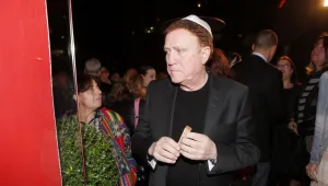 יהורם גאון מתקין מזוזות. ברצינות!