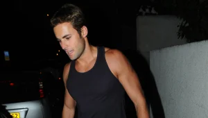 טל אנגלנדר בגופיה צמודה, שורך שרוכים