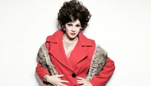 דנה רון עושה ג'ואן קולינס