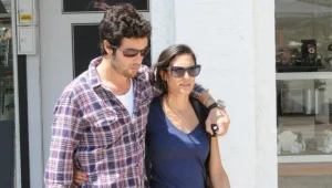 רון שחר ומיה קרמר ממושקפים