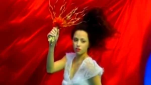 במים הכלה יותר קלה?