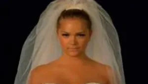 אסתי גינזבורג עולה על שמלת כלה