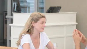 עדי עזרוני מבקרת