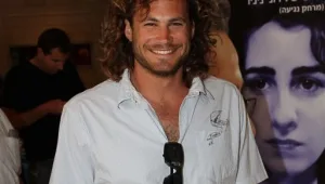 נועם טור מזמר על קרן פלס