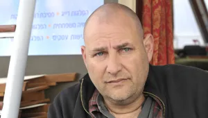 כמה מטבעות של חמישה שקלים נכנסים בצביקה הדר?