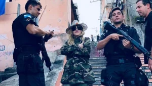 חוגגת באמצע הפאבלה: מדוע מדונה עצבנה את הרשת?