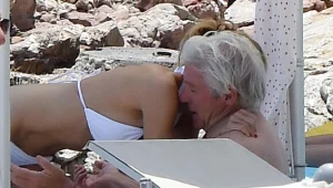 מי היא הבחורה הלוהטת שריצ'ארד גיר מנשק?