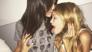 נערות אוהבות לכייף: ג'יג'י חדיד וקנדל ג'נר מתנשקות
