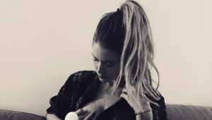 דוטזן קרוס שואבת חלב מהשד באינסטגרם