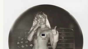 עוד חוזר הניגון: מיילי סיירוס חושפת פטמות