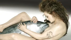 למה יש להלנה בונהאם קרטר טונה בין הרגליים?