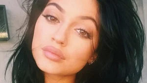 ללא בושה: קיילי ג'נר חושפת חזה