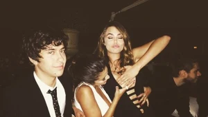 מדוע נתנה קארה דלווין לסלינה גומז למשש לה את החזה?