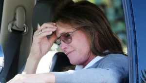 בגלל התמונות המשפילות: ברוס ג'נר בוכה לבד במכונית