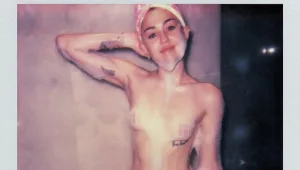 מיילי סיירוס עירומה ועושה פדיחות לחבר