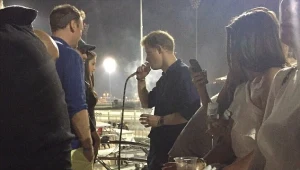 מה עישן הנסיך הארי במסיבה סוערת על יאכטה?