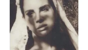 לנה דל ריי חושפת ציץ