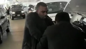 קניה ווסט תקף בחור בן 18 שכינה את קים קרדשיאן "אוהבת שחורים"