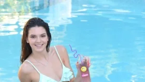 אמא קוראז': קריס ג'נר מסרסרת בבנותיה