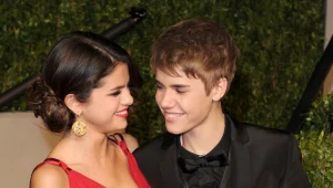 ג'סטין ביבר מנשק