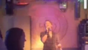 שכחו אותו בניינטיז: קלקין שר קריוקי