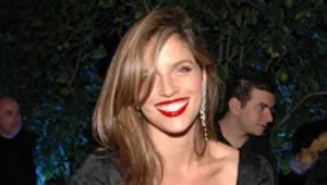 נועה תשבי ופאולה עבדול מסתחבקות