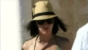 איך יושב הביקיני על קייטי פרי?