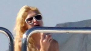 פריס הילטון טופלס