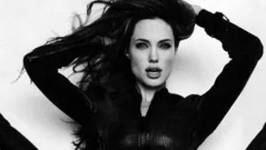 מה אומר הקעקוע הרומנטי של אנג'לינה ג'ולי?