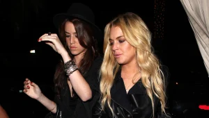 לינדזי לוהן בדרך לארץ עם הידידה הישראלית