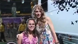 טיילור סוויפט שוברת שיאי חתימה למעריצים