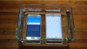 נפילה, טביעה והרתחה: האם האייפון החדש ישרוד את אלו? ומה לגבי הסמסונג אדג'? צפו