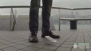 צפו: מבחן נפילה לגלקסי S4 ולאייפון 5