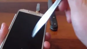 אל תנסו את זה בבית: גלקסי S4 סופג התעללות