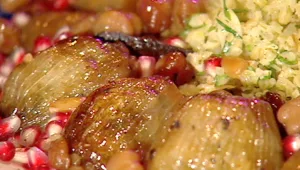 בצלים ממולאים ברוטב סילאן לצד תבשיל בורגול