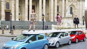 דוגמניות על גג פח לוהט