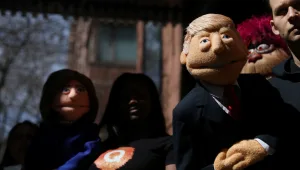 טראמפ הולך לברודוויי: כך הנשיא מפיח חיים בתיאטרון האמריקני